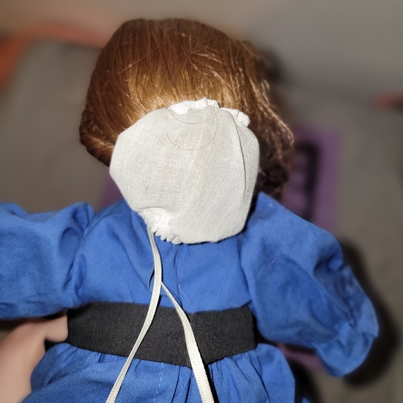 Ashton Drake Amish Blessings Rebeccah doll, includes 'quilt' - Picture 6 of 12